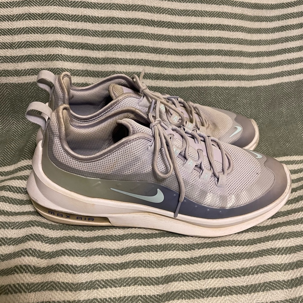 Nike Air Max Axis Size 10
